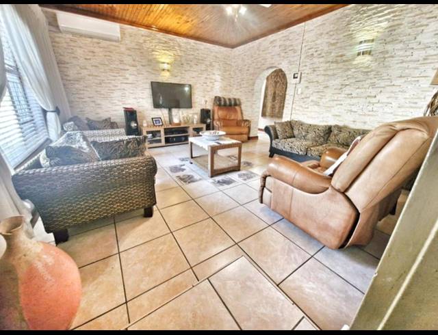 6 BEDROOM FREESTANDING FOR SALE IN MULBARTON